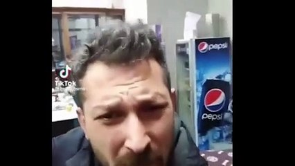 Trabzonspor taraftarının tepkisi viral oldu: Bayrakları sandıktan çıkaralım mı geri mi koyalım?