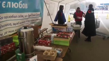 Moldova-Ukrayna sınır kapısında Ukraynalılara yiyecek-içecek yardımıYardım gönüllüsü Denis Neguritsa: "Ukraynalılara mülteci değil, dostlarımız demek...