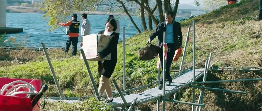 After My Death EXTRAIT VO Fouilles au bord de la rivière