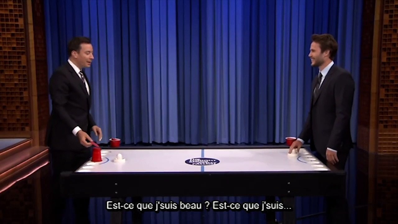 Du hockey et de la bière pour Taylor Kitsch chez Jimmy Fallon