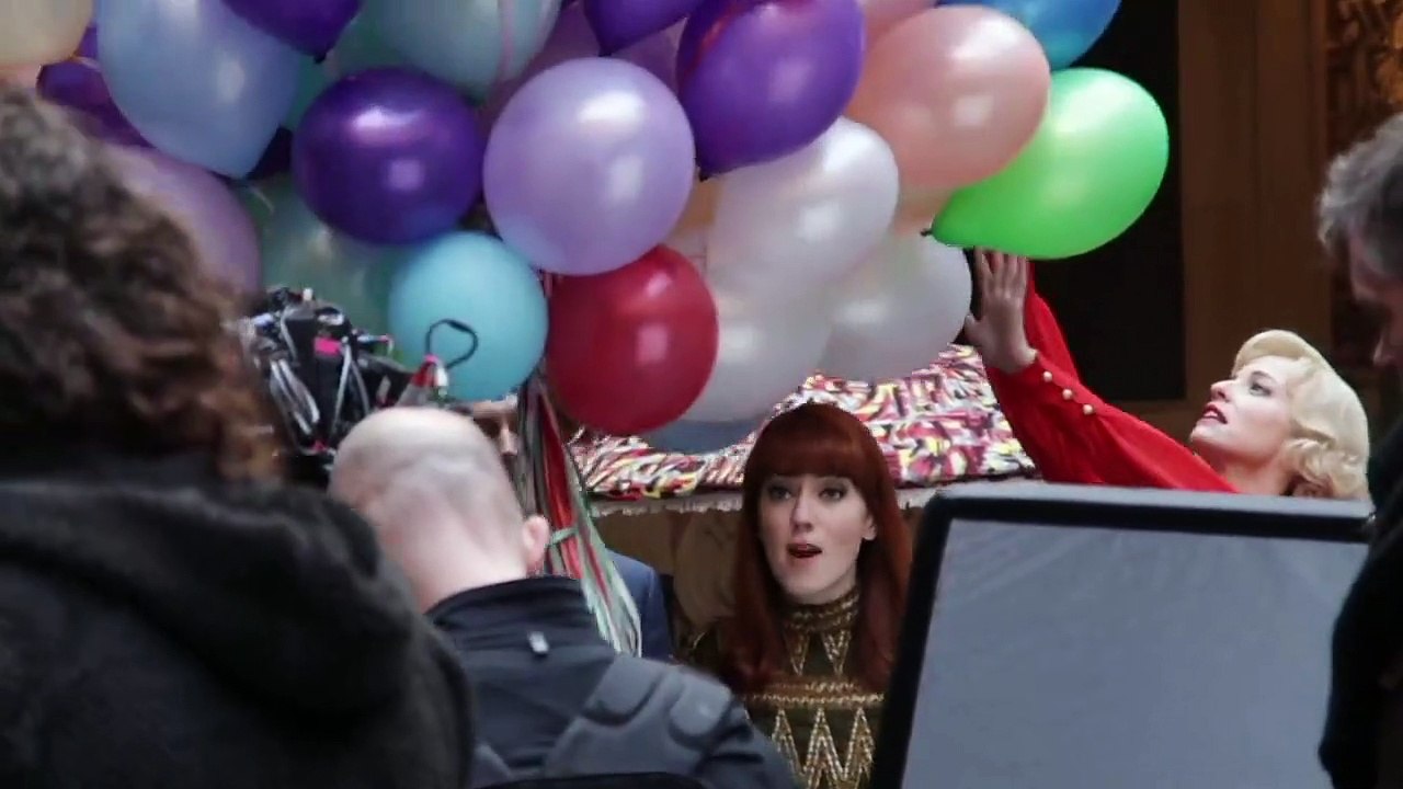 Les Petits meurtres d'Agatha Christie - saison 2 épisode 27 BONUS VF "Le making-of de la comédie musicale"