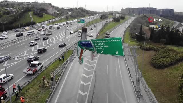 Seyrantepe TEM otoyolunda seyir halindeyken aniden açılan bir hafriyat kamyonu damperi, yön tabelasına çarptı