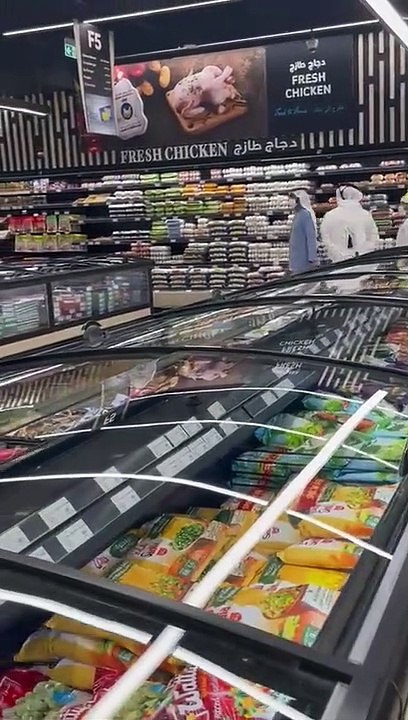Sheikh Mohammed visits supermarket