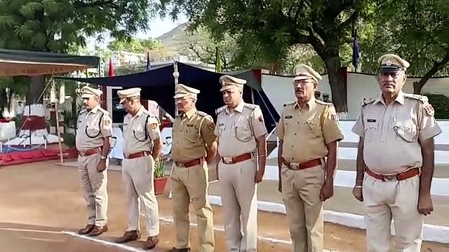 सीएम ने किया पुलिस उपाधीक्षक खान को पुरस्कृत