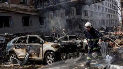 الجزيرة ترصد الدمار الذي خلفه صاروخ روسي وسط خاركيف