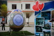 Bosna Hersek'te ülkenin en büyük Paskalya yumurtası sergilendi