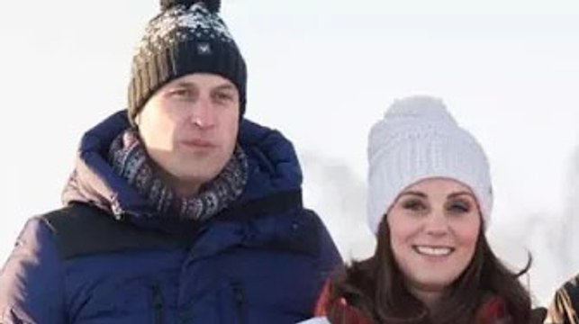 Kate et le prince William photographiés en train de skier dans les Alpes en regardant Prince George