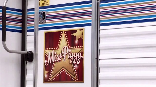 The Muppets - TEASER VO Nathan Fillion couche avec Miss Piggy