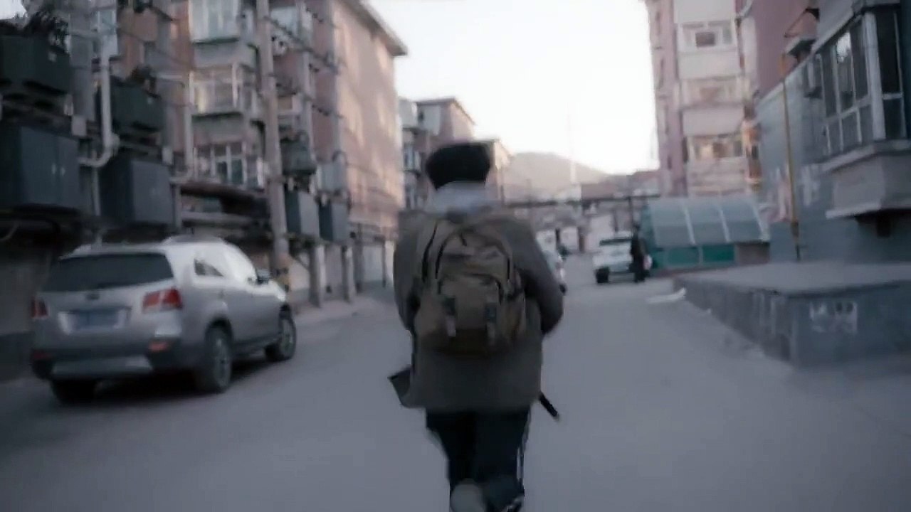 An Elephant Sitting Still Bande-annonce VO