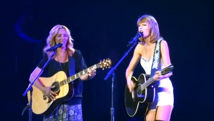 Taylor Swift et Lisa Kudrow font un duo sur "Tu pues le chat"