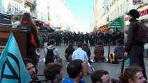 Extinction Rebellion legt mit Heuballen Verkehr in Paris lahm