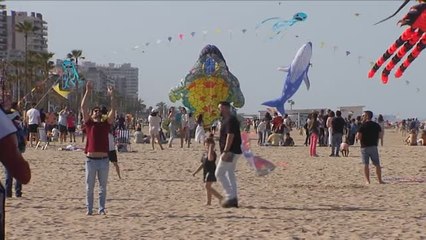 Gandía acoge la tradicional competición anual de cometas en la playa