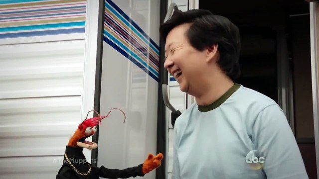 The Muppets - TEASER VO Ken Jeong fait un selfie avec Pepe