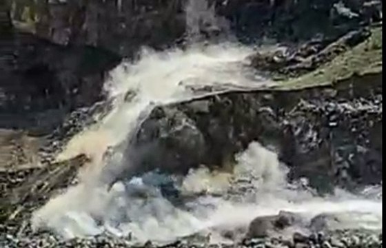 Taş ocağı istemeyen bölge halkı, patlama anını kayıt altına aldı