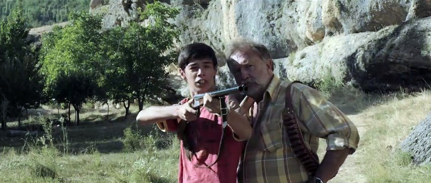 Derrière la Colline Bande-annonce VO
