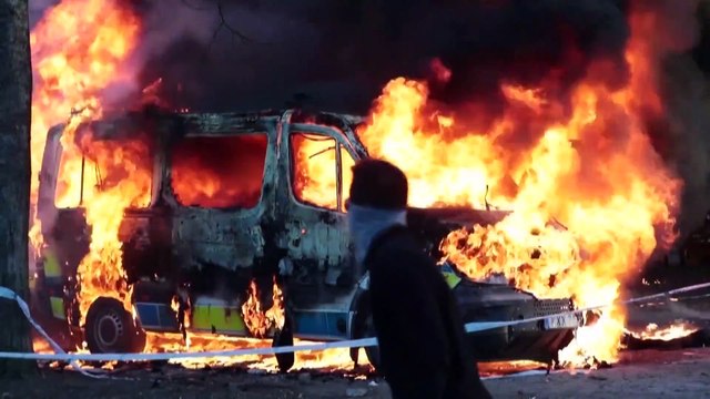 بدون تعليق: صدامات بين الشرطة السويدية ومحتجين بعد حرق يميني متطرف لنسخة من القرآن