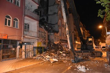 Kolonlarından ses geldiği için boşaltılan binada yıkım çalışması başladı