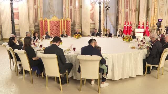 Cumhurbaşkanı Erdoğan, sanatçılarla iftar programında bir araya geldi