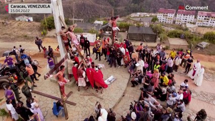 Постановочные крестный путь и распятие как акт веры перед Пасхой