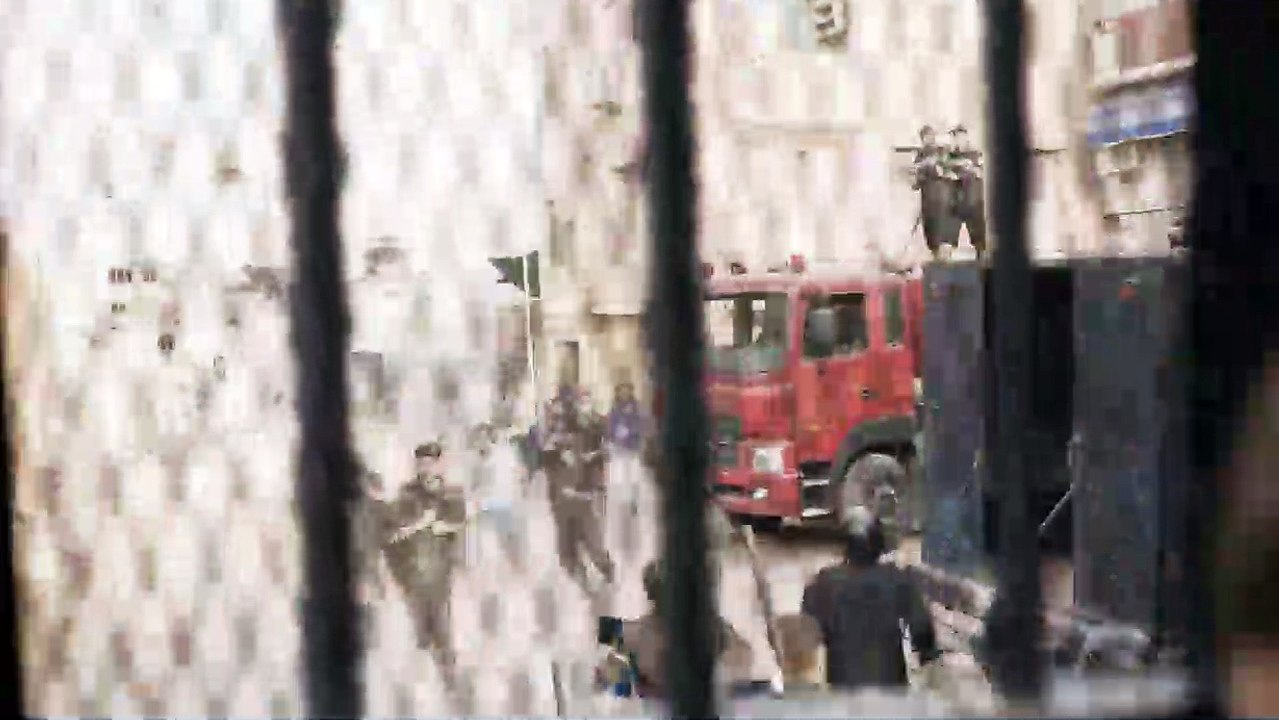 Clash - EXTRAIT VOST "L'émeute"