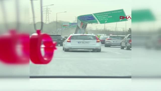 SEYRANTEPE'DE DAMPERİ AÇIK HAFRİYAT KAMYONU YÖN TABELASINA ÇARPTI