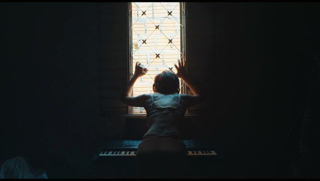 La Jeune fille qui dansait avec le diable Bande-annonce VO