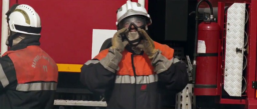 Les Hommes du feu EXTRAIT Sous le camion
