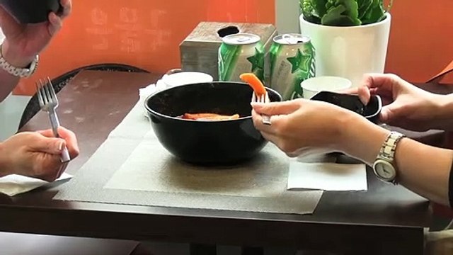 In Front of Your Face EXTRAIT VO Le repas