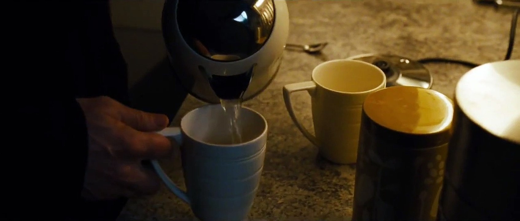 Avant d'aller dormir - EXTRAIT VF "Il arrive"