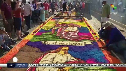 Familias de Sutiaba, Nicaragua realizan tradicionales alfombras pasionarias