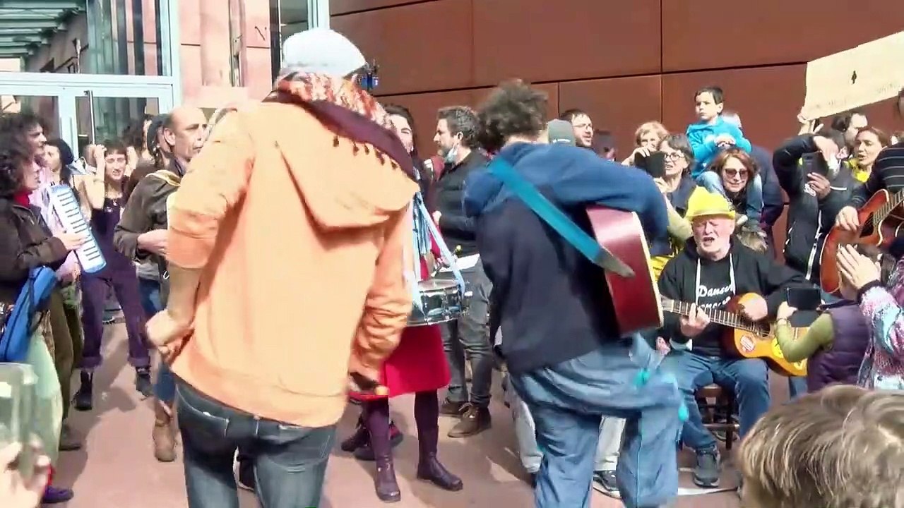 HK, la plume et l'espoir Bande-annonce VF