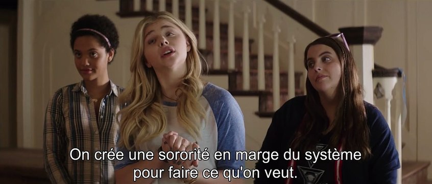 Nos pires voisins 2 - EXTRAIT VOST Teddy rencontre les Kappa Nu