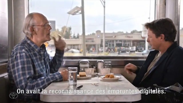 Doc et Marty se retrouvent pour parler des inventions de Retour vers le Futur 2