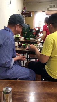 Kiên nhẫn đút cho cha già ăn sáng, người đàn ông khiến cư dân mạng không khỏi xúc động