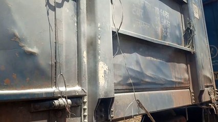 दौसा. मालगाडी़ के दो डिब्बों में आग सुलगने से उठा धुंआ