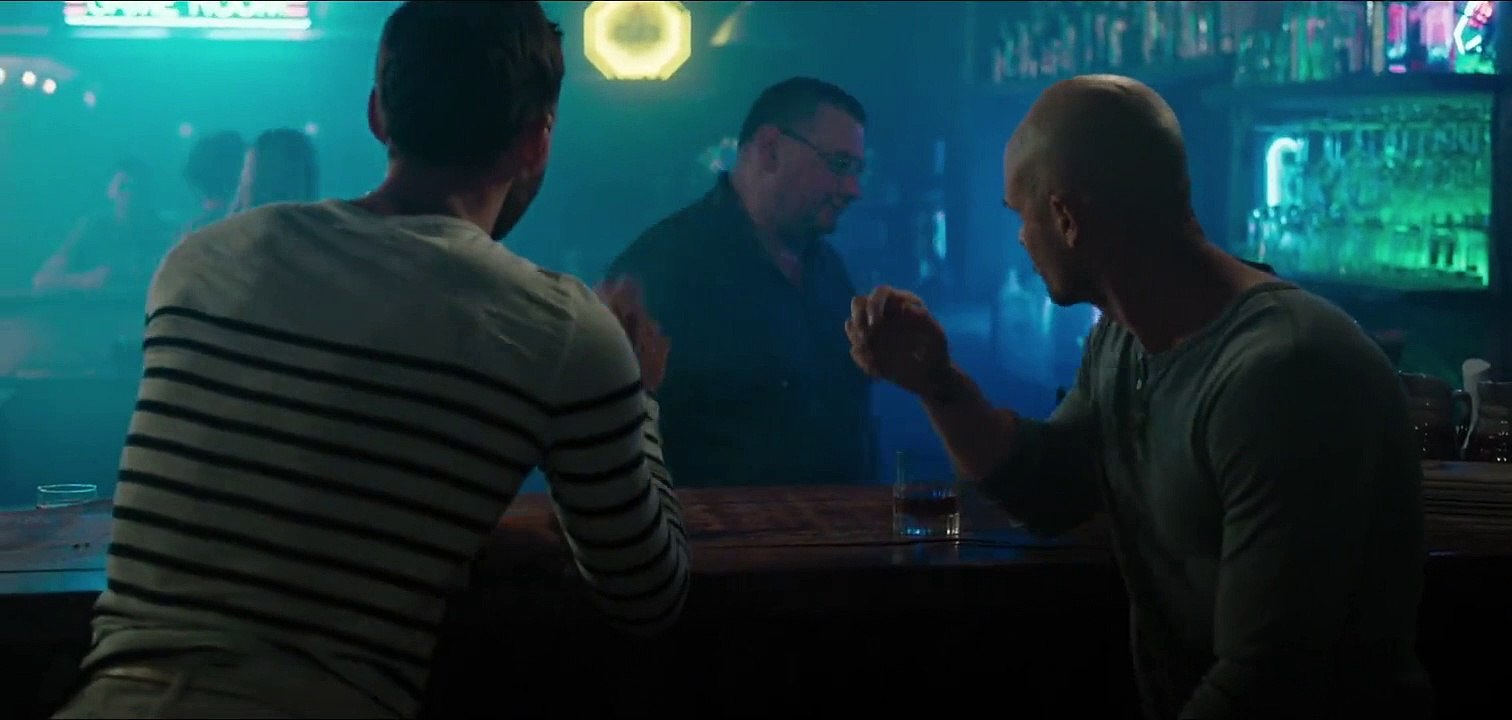 Les Crevettes pailletées EXTRAIT "Dans le bar"