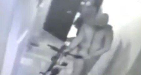 SULTANGAZİ'DE BİSİKLETLİ HIRSIZ KAMERADA