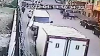 SULTANGAZİ'DE SOKAK ORTASINDA FECİ DAYAK KAMERADA
