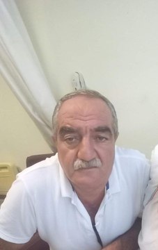 BEBEKKEN KENDİSİNİ EVLATLIK VEREN BABASINI BAŞINA MERMER VURARAK ÖLDÜRDÜ