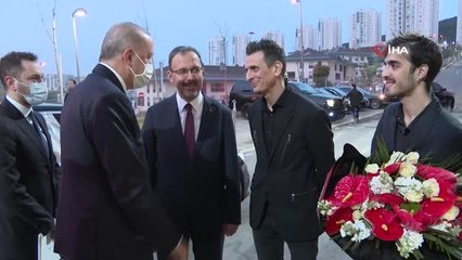 Cuhmurbaşkanı Erdoğan, Mimar Sinan erkek yurdunda öğrencilerle iftarda bir araya geldi