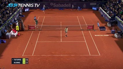 Télécharger la video: Alcaraz entertains raucous Barcelona crowd in win over Tsitsipas