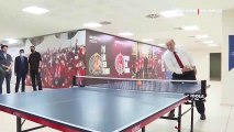 Erdoğan ceketini çıkardı, gençlerle masa tenisi oynadı