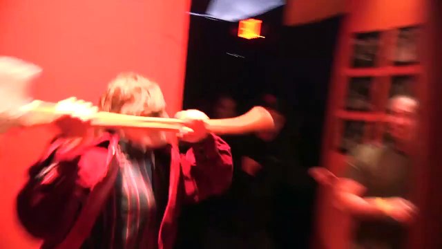 James Franco imite Jack Nicholson dans Shining pour terroriser les visiteurs des Studios Universal