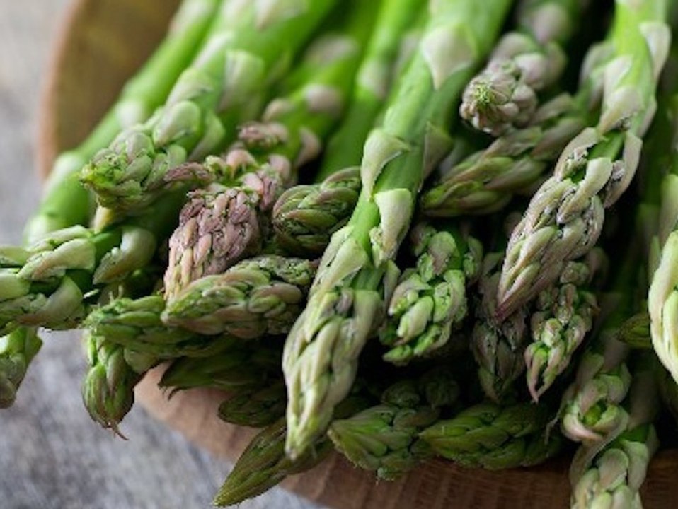 Per Quietschtest: Daran erkennst du, wie frisch der Spargel ist!