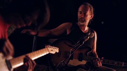 Paul Thomas Anderson filme Radiohead qui interprète en acoustique le titre "Present Tense"