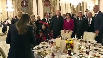 Erdoğan’ın iftarında Hülya Avşar ‘fotoğrafçılık’ yaptı