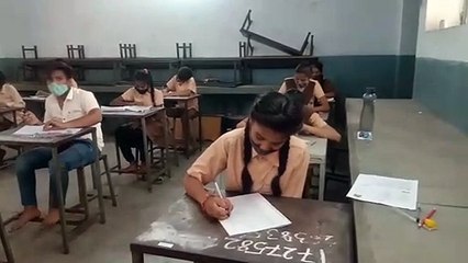 पहली बार रविवार को हुआ पेपर