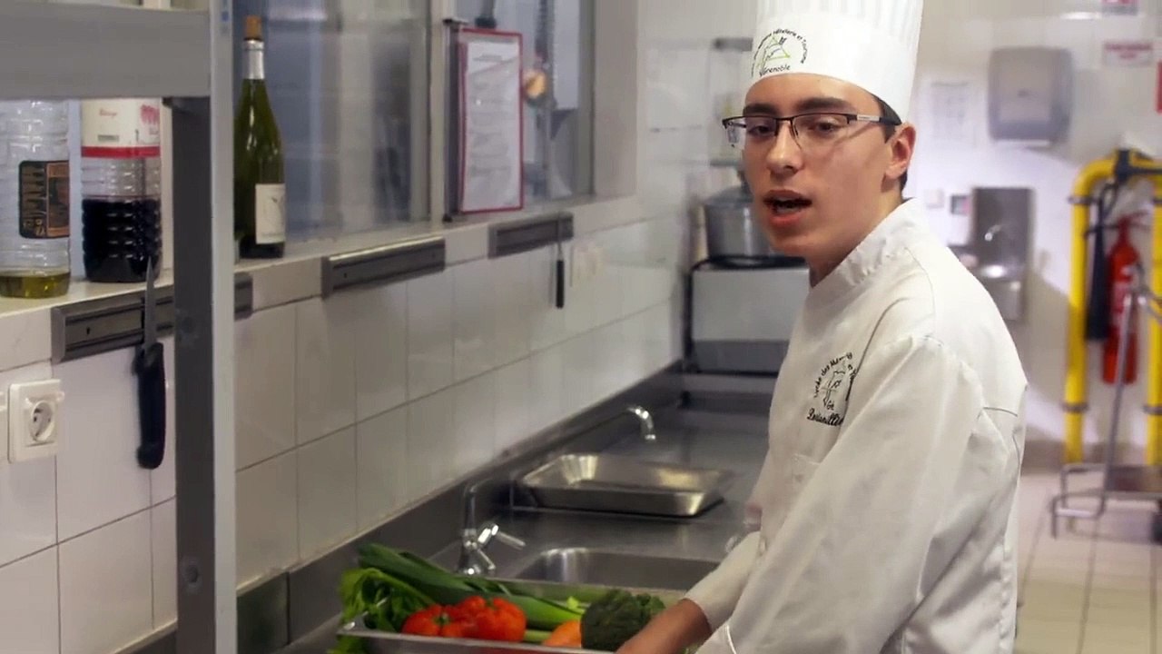 Les Petits Maîtres du Grand hôtel EXTRAIT VF "Oui chef, bien chef"