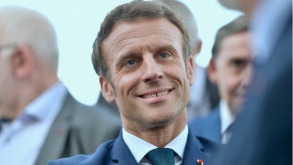 FEMME ACTUELLE - Emmanuel Macron : cette photo inédite et intime du président chemise ouverte