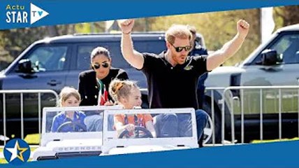 Meghan et Harry aux Pays-Bas : ces photos WTF du couple auprès d'enfants dans des petites voitures